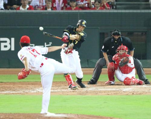 広島対阪神　5回表阪神2死一、二塁、糸井は右前適時打を放つ（撮影・上山淳一）