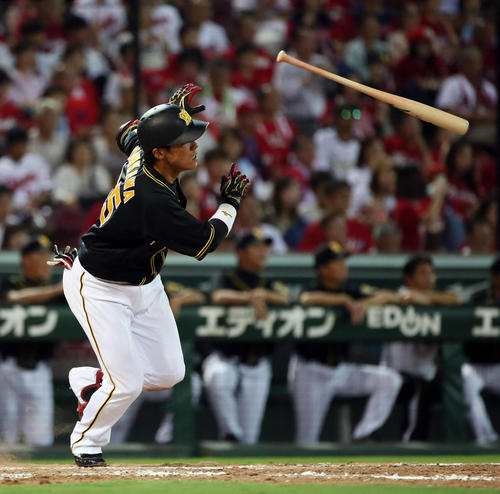 広島対阪神　5回表阪神1死一、三塁、陽川尚将は中前適時打を放つ（撮影・栗木一考）