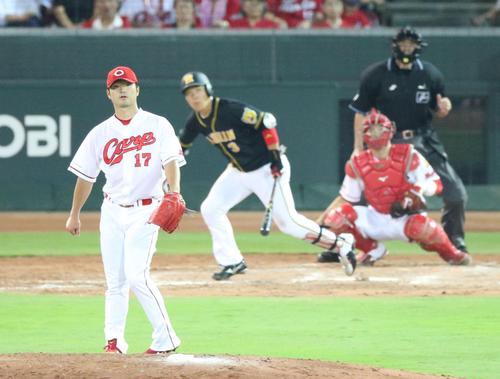 広島対阪神　5回表阪神1死一、二塁、岡田（左）は大山に中に二塁打を浴びる（撮影・上山淳一）