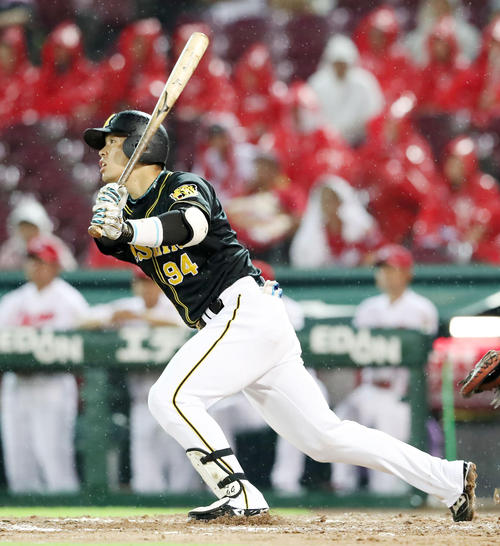 広島対阪神　8回表阪神1死一、二塁、代打原口は左中間に3点本塁打を放つ（撮影・加藤哉）