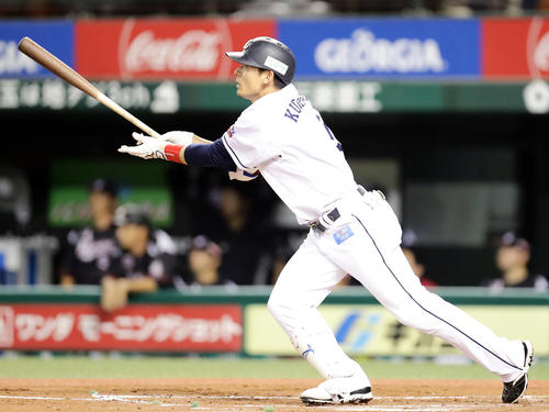 西武対ロッテ 2回裏西武2死、栗山は右中間にソロ本塁打を放つ(撮影・浅見桂子)