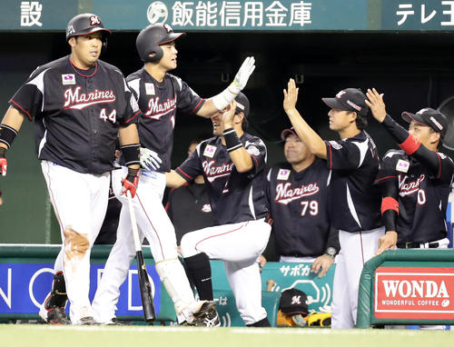 西武対ロッテ 3回表ロッテ1死三塁、平沢(右から2人目)は左犠飛を放ち、ナインとハイタッチ(撮影・浅見桂子)