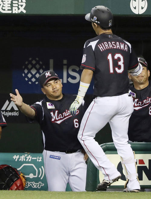 5回、2ランを放った平沢を迎えるロッテ・井口監督(共同)