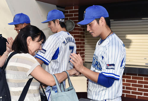 DeNA対ヤクルト　試合前に平成30年北海道胆振東部地震の支援募金活動をするDeNA砂田（右）ら選手（撮影・滝沢徹郎）