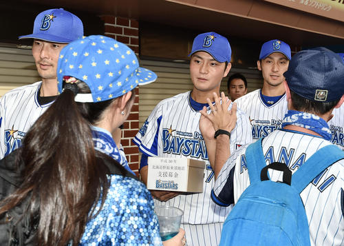DeNA対ヤクルト　試合前に平成30年北海道胆振東部地震の支援募金活動をするDeNA砂田（後列中央）ら選手（撮影・滝沢徹郎）