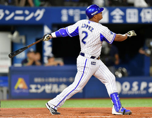1回裏DeNA無死一、三塁、ロペスは先制となる左越え3点本塁打を放つ（撮影・滝沢徹郎）