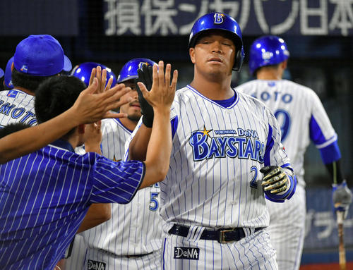 先制3点本塁打を放ったロペス（手前右）は生還しナインとタッチを交わす（撮影・滝沢徹郎）