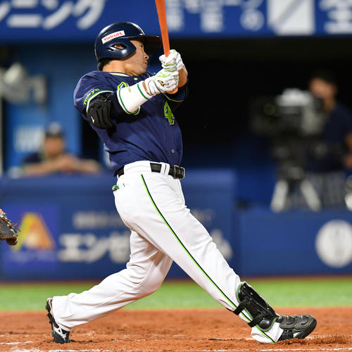 2回表ヤクルト1死、雄平は中越えソロ本塁打を放つ（撮影・滝沢徹郎）