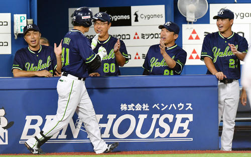 中越えソロ本塁打を放った雄平（手前）と笑顔でタッチを交わす小川監督（後列右から2人目）（撮影・滝沢徹郎）