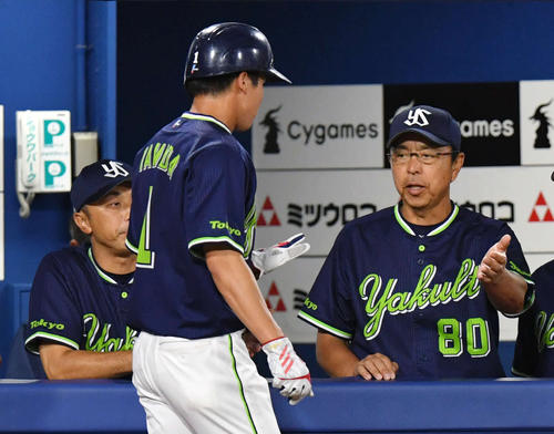 DeNA対ヤクルト　4回表ヤクルト1死三塁、雄平に二ゴロ間に生還した者山田哲（手前）を出迎える小川監督（右）（撮影・滝沢徹郎）