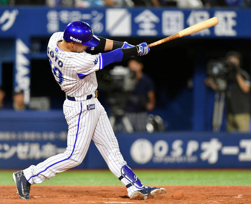 DeNA対ヤクルト　5回裏DeNA2死一、二塁、ソトは勝ち越し中越え3点本塁打を放つ（撮影・滝沢徹郎）