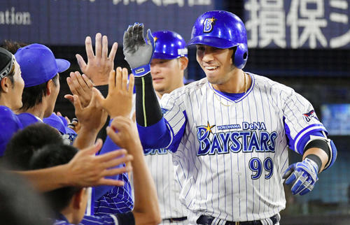 DeNA対ヤクルト　5回裏DeNA2死一、二塁、勝ち越し中越え3点本塁打を放ったソト（手前右）は生還しナインとハイタッチする（撮影・滝沢徹郎）
