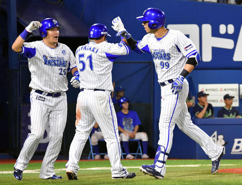 DeNA対ヤクルト　5回裏DeNA2死一、二塁、勝ち越し中越え3点本塁打を放ったソト（手前右）は生還し宮崎とハイタッチする。左は筒香（撮影・滝沢徹郎）