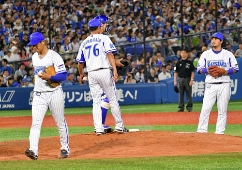 DeNA対ヤクルト　5回表途中でマウンドを下りるDeNA今永（手前左）（撮影・滝沢徹郎）
