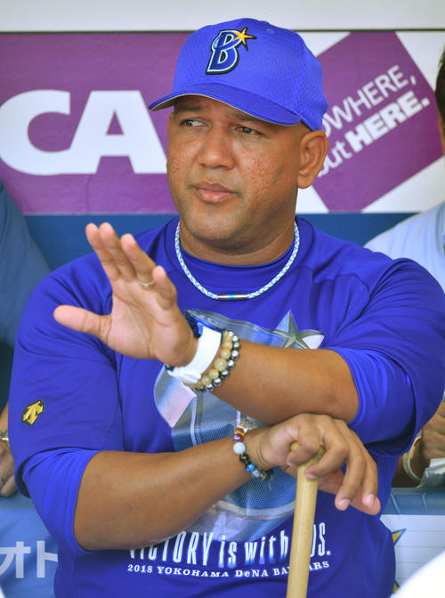 DeNA対ヤクルト　試合前に報道陣の取材に応じるDeNAラミレス監督（撮影・滝沢徹郎）