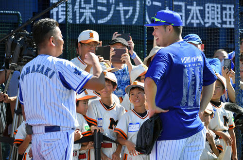 DeNA対ヤクルト　試合前練習中に山崎まさや（手前左）と話すDeNA筒香（手前右）（撮影・滝沢徹郎）
