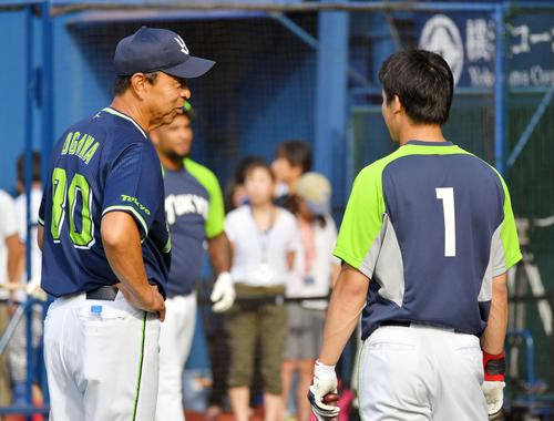 DeNA対ヤクルト　試合前練習中にヤクルト山田哲（右）と話す小川監督（左）（撮影・滝沢徹郎）