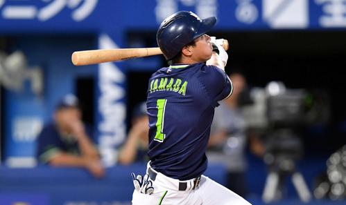 DeNA対ヤクルト　1回表ヤクルト2死、山田哲は先制左越えソロ本塁打を放つ（撮影・滝沢徹郎）