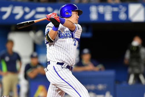 DeNA対ヤクルト　1回裏DeNA無死二、三塁、筒香は中前適時打を放つ（撮影・滝沢徹郎）