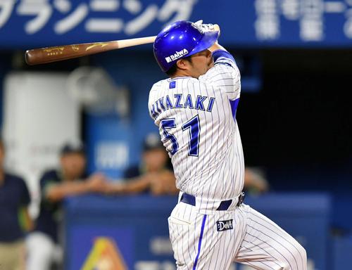 DeNA対ヤクルト　3回裏DeNA無死、宮崎は右越えソロ本塁打を放つ（撮影・滝沢徹郎）