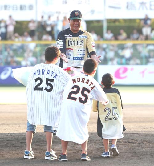3人の息子から花束を贈られる栃木村田（撮影・林敏行）