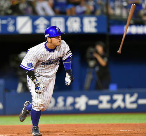 DeNA対ヤクルト　5回裏DeNA2死一、三塁、嶺井は右越え3点本塁打を放つ（撮影・滝沢徹郎）