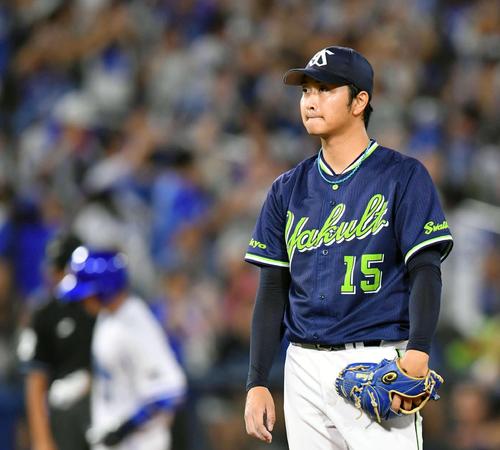DeNA対ヤクルト　5回裏DeNA2死一、三塁、嶺井に右越え3点本塁打を打たれ肩を落とすヤクルト大下（撮影・滝沢徹郎）