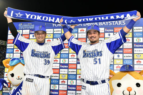 DeNA対ヤクルト　ヒーローインタビューを終え記念撮影でポーズを決めるDeNA嶺井（左）と宮■（■は崎の大が立の下の横棒なし）（撮影・滝沢徹郎）