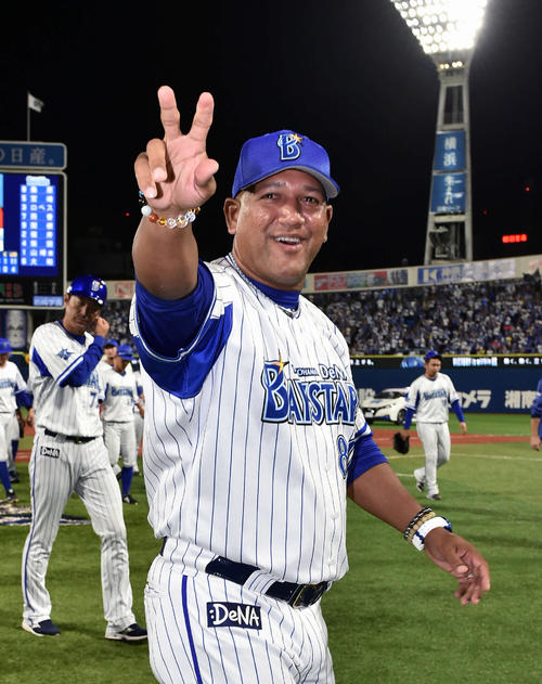DeNA対ヤクルト　試合後、ファンの声援に応えるDeNAラミレス監督（撮影・滝沢徹郎）