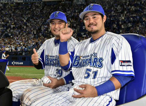 DeNA対ヤクルト　試合後、場内を回る車に乗り込みポーズを決めるDeNA嶺井（左）と宮■（■は崎の大が立の下の横棒なし）（撮影・滝沢徹郎）