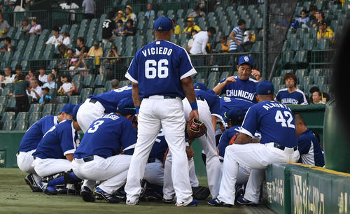 試合前、円陣を組む中日の選手(撮影・奥田泰也)