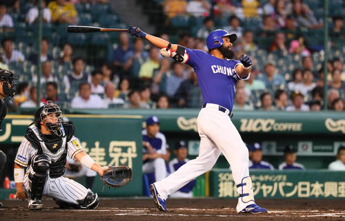 1回表中日2死一、二塁、ソイロ・アルモンテは中越え3点先制本塁打を放つ(撮影・宮崎幸一)
