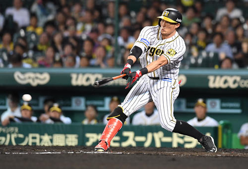 阪神対中日 3回裏阪神2死一、三塁、糸井嘉男は右前適時安打を放つ(撮影・奥田泰也)
