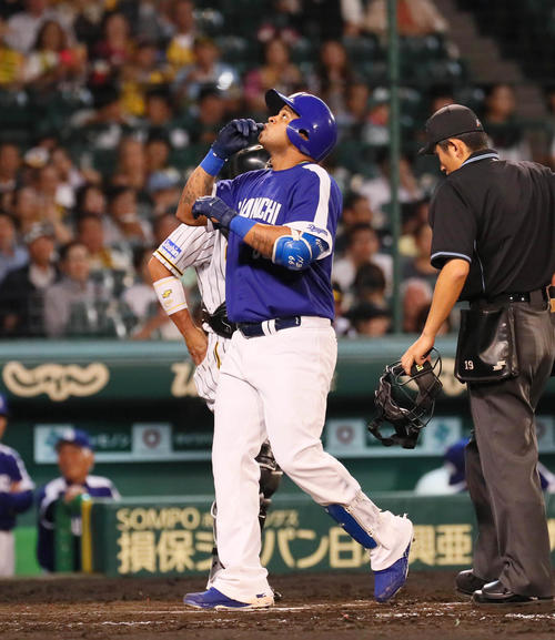 4回表中日無死、ダヤン・ビシエドは右越え本塁打を放つ(撮影・宮崎幸一)