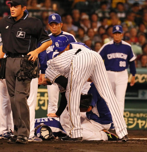メッセンジャーは頭部死球を与えた松井雅人に謝罪する(撮影・宮崎幸一)