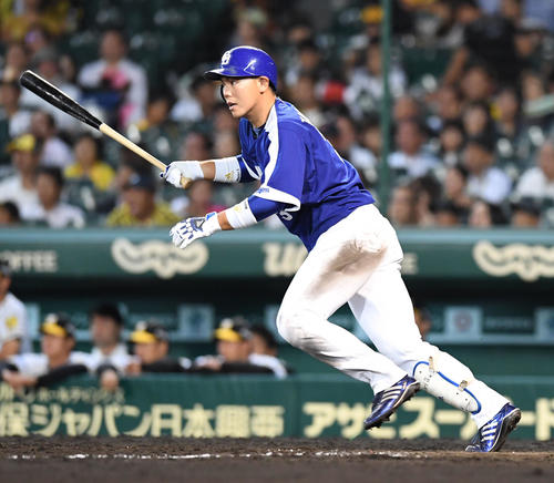 5回表中日2死一、三塁、高橋周平は中前適時安打を放ち勝ち越す(撮影・奥田泰也)