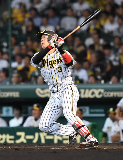 7回裏阪神無死、大山悠輔は左越え本塁打を放つ(撮影・奥田泰也)
