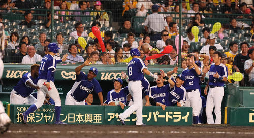 生還した京田陽太(左から2人目)と大島洋平(中央)を迎える中日ナイン(撮影・宮崎幸一)