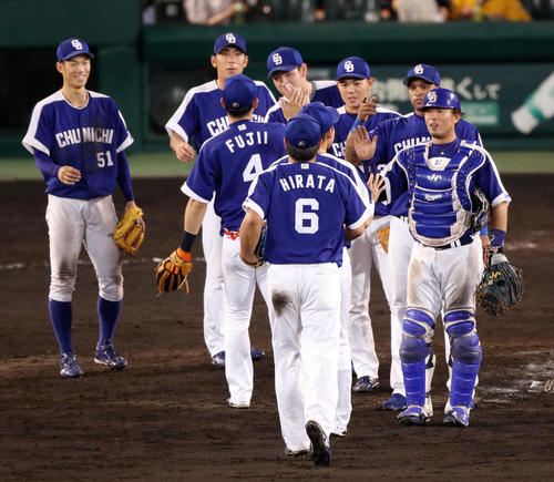 阪神に逆転勝ちし、マウンドでタッチを交わして喜ぶ中日ナイン(撮影・前田充)