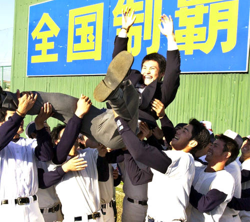 3巡目で福岡ダイエーホークスに指名された三菱重工長崎の杉内俊哉は、ナインに胴上げされる(2001年11月19日撮影)