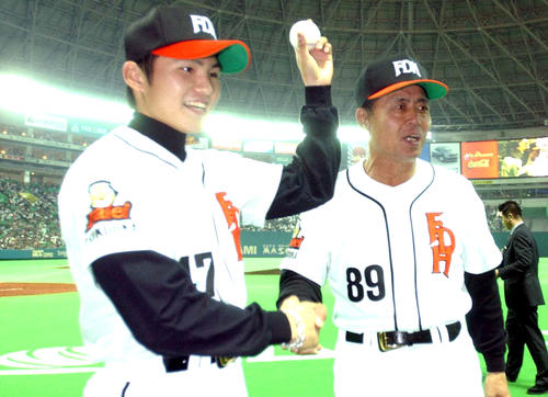 02年4月、ロッテ戦でプロ初先発、初勝利を飾った杉内(左)は、ウイニングボールを手にし王監督に祝福を受ける