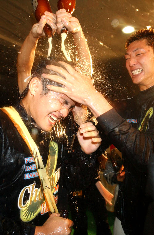 03年10月、優勝祝勝会で斉藤(右)らからビールをかけられる杉内