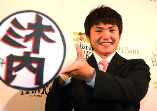 05年12月、ソフトバンク杉内は1億1000万円アップの推定年俸1億5000万円で契約更改を終え、特大の印鑑を手に笑顔を見せる