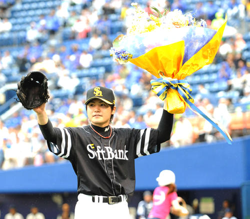 11年6月、横浜戦でプロ入り通算1500奪三振を達成し花束贈呈を贈られるソフトバンク先発の杉内