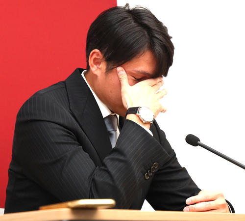 17年11月、契約更改後の会見中にうつむく巨人杉内