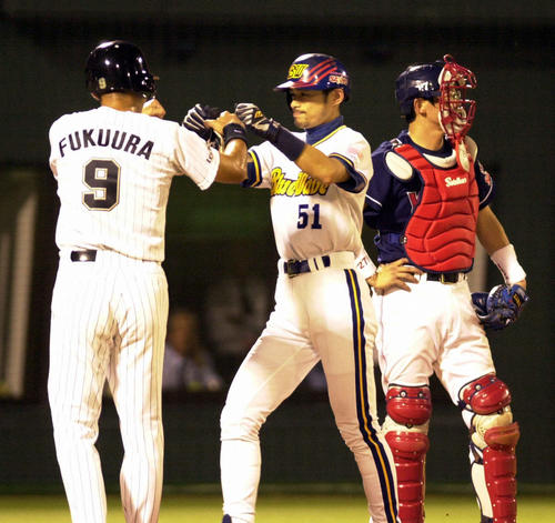 3点本塁打を放ったイチローを迎える福浦和也、捕手は古田敦也＝2000年7月26日