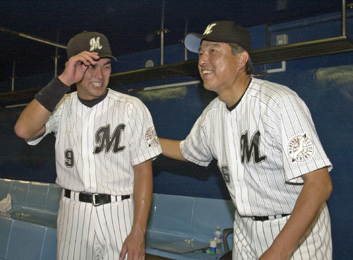 福浦和也（左）は山本功児監督にヒーローインタビューをうながされ照れ笑いを浮かべる＝2001年8月3日