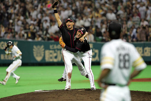 プレーオフ、ソフトバンク対ロッテ第5戦　優勝の瞬間、福浦和也（中央）と抱き合って喜ぶ小林雅英。左は川崎宗則＝2005年10月17日
