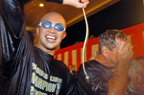 プレーオフ、ソフトバンク対ロッテ第5戦　水中メガネを付けビールかけに参加する福浦和也＝2005年10月17日