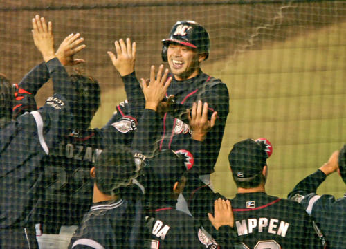 日本シリーズ阪神対ロッテ第3戦　7回表ロッテ無死満塁、満塁弾を放ち笑顔でベンチの出迎えを受ける福浦和也＝2005年10月25日
